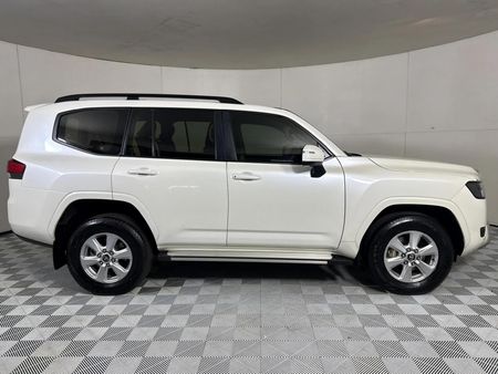 2022-Toyota-Land-Cruiser-300-V6-33-D-GX-R_16