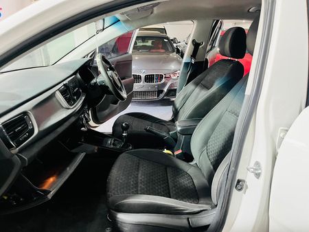 2017-Kia-Rio-12-Sedan_9