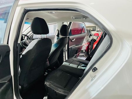2017-Kia-Rio-12-Sedan_12