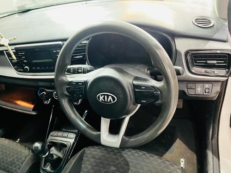 2017-Kia-Rio-12-Sedan_15