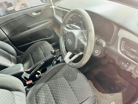2017-Kia-Rio-12-Sedan_16