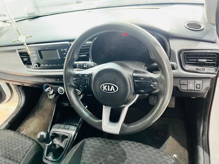 2017-Kia-Rio-12-Sedan_8