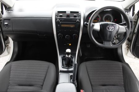 2013-Toyota-Corolla-16-Professional_11