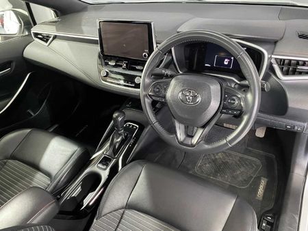 2025-Toyota-Corolla-18-XR-Hybrid-Auto_10