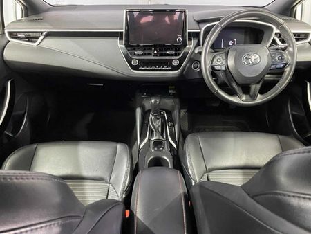2025-Toyota-Corolla-18-XR-Hybrid-Auto_13