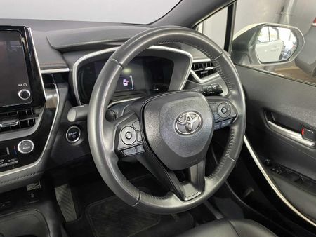 2025-Toyota-Corolla-18-XR-Hybrid-Auto_15