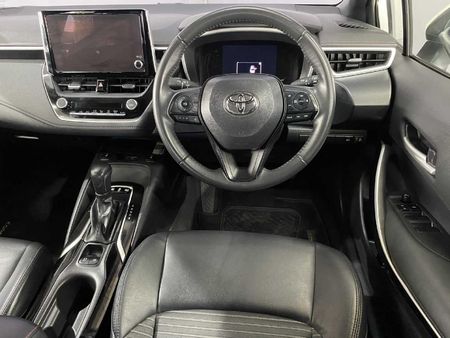 2025-Toyota-Corolla-18-XR-Hybrid-Auto_16