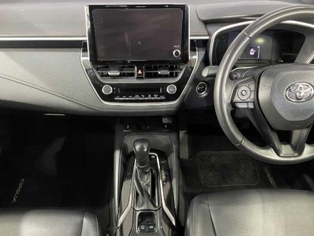 2025-Toyota-Corolla-18-XR-Hybrid-Auto_17