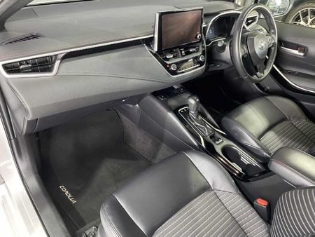 2025-Toyota-Corolla-18-XR-Hybrid-Auto_6