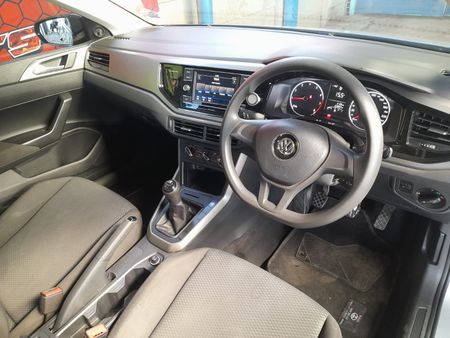 2018-Volkswagen-Polo-10-TSI-Trendline_8