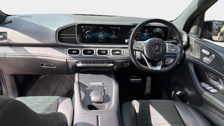 2022-Mercedes-Benz-GLE-300d-4Matic_10