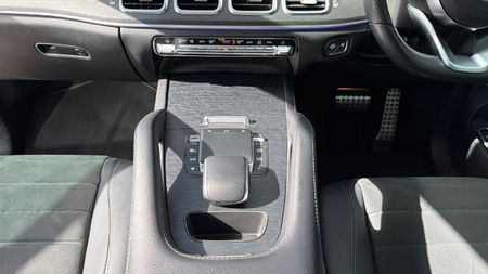 2022-Mercedes-Benz-GLE-300d-4Matic_15