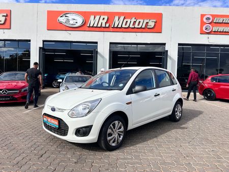 2013-Ford-Figo-14-Ambiente_0