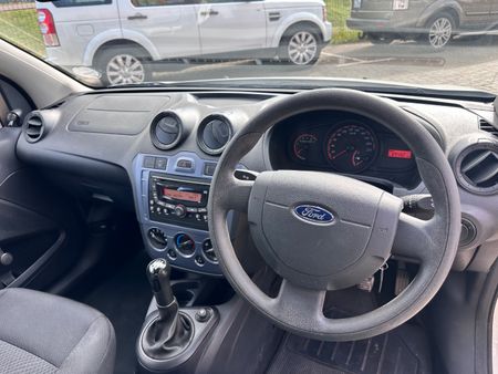2013-Ford-Figo-14-Ambiente_9