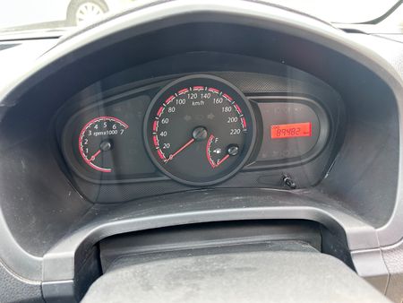 2013-Ford-Figo-14-Ambiente_10