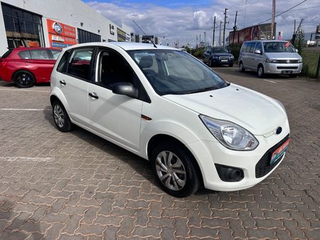 2013-Ford-Figo-14-Ambiente_1