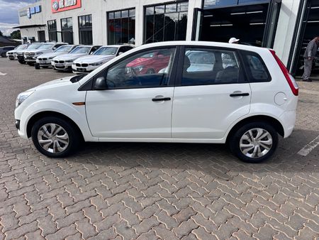2013-Ford-Figo-14-Ambiente_2