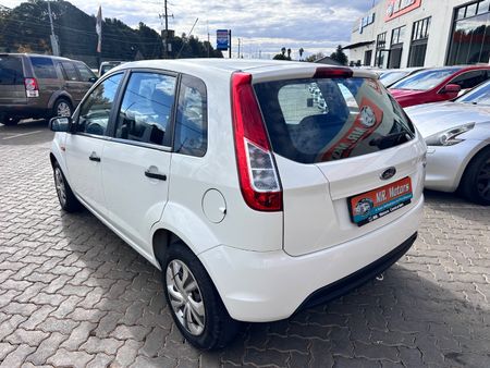 2013-Ford-Figo-14-Ambiente_3