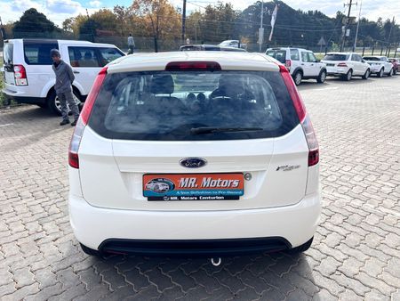 2013-Ford-Figo-14-Ambiente_4