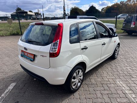 2013-Ford-Figo-14-Ambiente_5