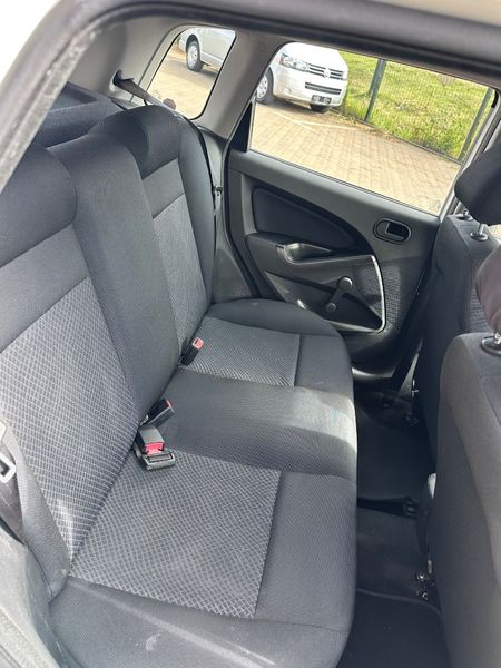 2013-Ford-Figo-14-Ambiente_6