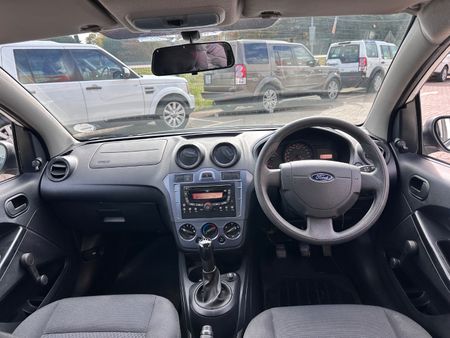 2013-Ford-Figo-14-Ambiente_7
