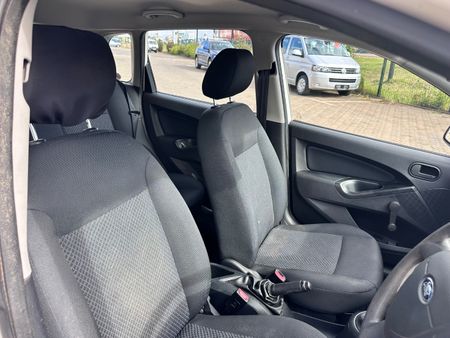 2013-Ford-Figo-14-Ambiente_8