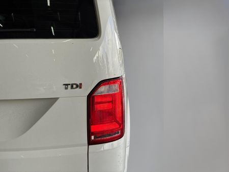 2017-Volkswagen-Kombi-20-TDI-Auto-103kW-Trendline_11
