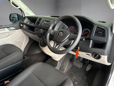 2017-Volkswagen-Kombi-20-TDI-Auto-103kW-Trendline_12