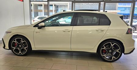 2026-Volkswagen-Golf-8-GTI-20-TSI-DSG_11