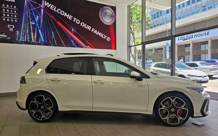 2026-Volkswagen-Golf-8-GTI-20-TSI-DSG_16