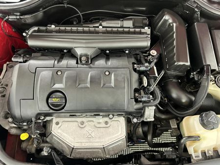 2011-MINI-Hatch-One-16_10