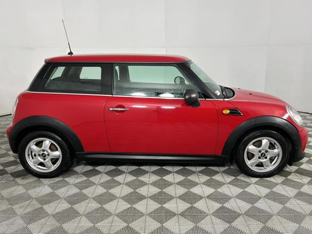 2011-MINI-Hatch-One-16_14