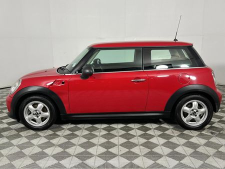 2011-MINI-Hatch-One-16_16