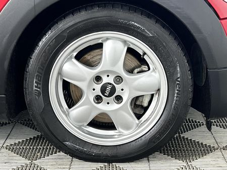 2011-MINI-Hatch-One-16_3
