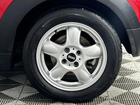 2011-MINI-Hatch-One-16_4
