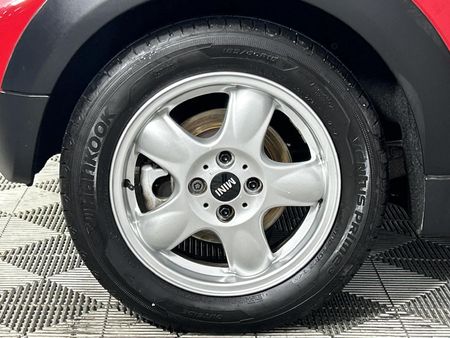 2011-MINI-Hatch-One-16_5