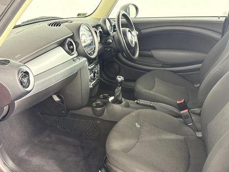 2011-MINI-Hatch-One-16_6
