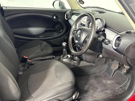 2011-MINI-Hatch-One-16_7