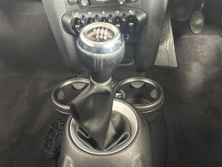 2011-MINI-Hatch-One-16_8
