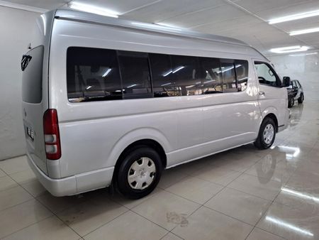 2012-Toyota-Quantum-27-14-seat_2