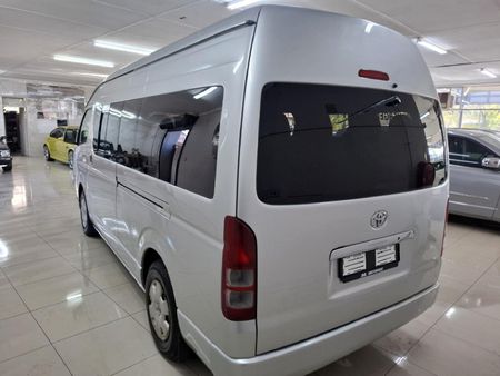 2012-Toyota-Quantum-27-14-seat_4