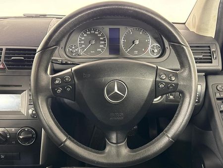 2011-Mercedes-Benz-A-Class-A-180-CDI-Avantgarde-Auto_11