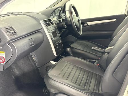 2011-Mercedes-Benz-A-Class-A-180-CDI-Avantgarde-Auto_8