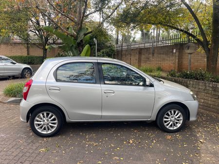 2017-Toyota-Etios-Etios-Sprint_0