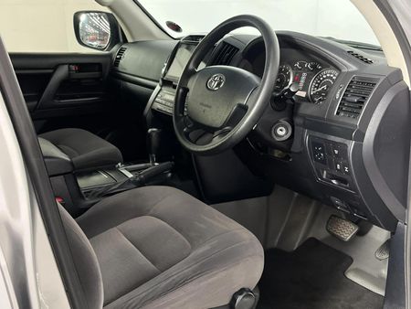 2018-Toyota-Land-Cruiser-200-45-D-V8-GX-Auto_9