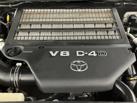 2018-Toyota-Land-Cruiser-200-45-D-V8-GX-Auto_12