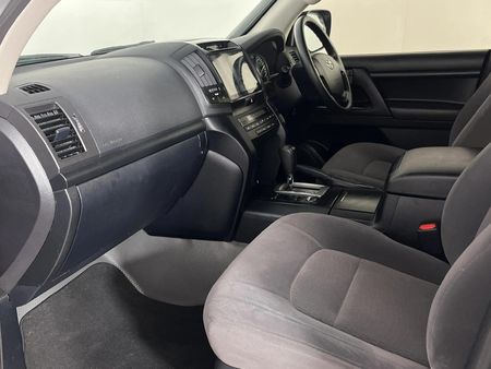 2018-Toyota-Land-Cruiser-200-45-D-V8-GX-Auto_8