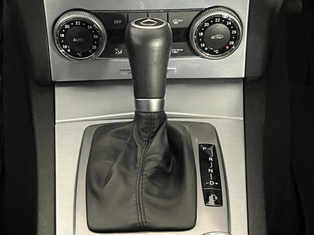 2011-Mercedes-Benz-C-Class-C-180-CGI-BE-Avantgarde-Auto_10