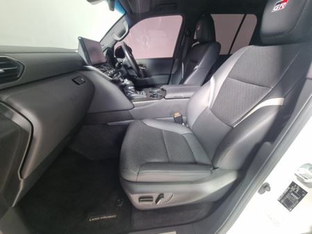 2023-Toyota-Land-Cruiser-300-V6-33-D-GR-S_12